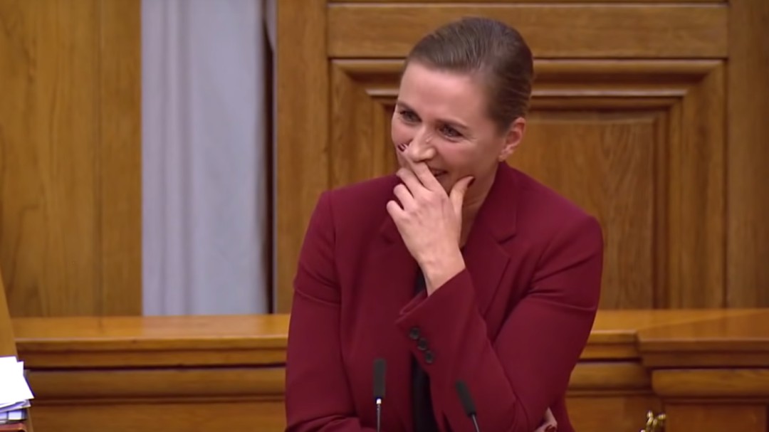 Cuatro elefantes, un camello y el desternillante ataque de risa de la primera ministra danesa