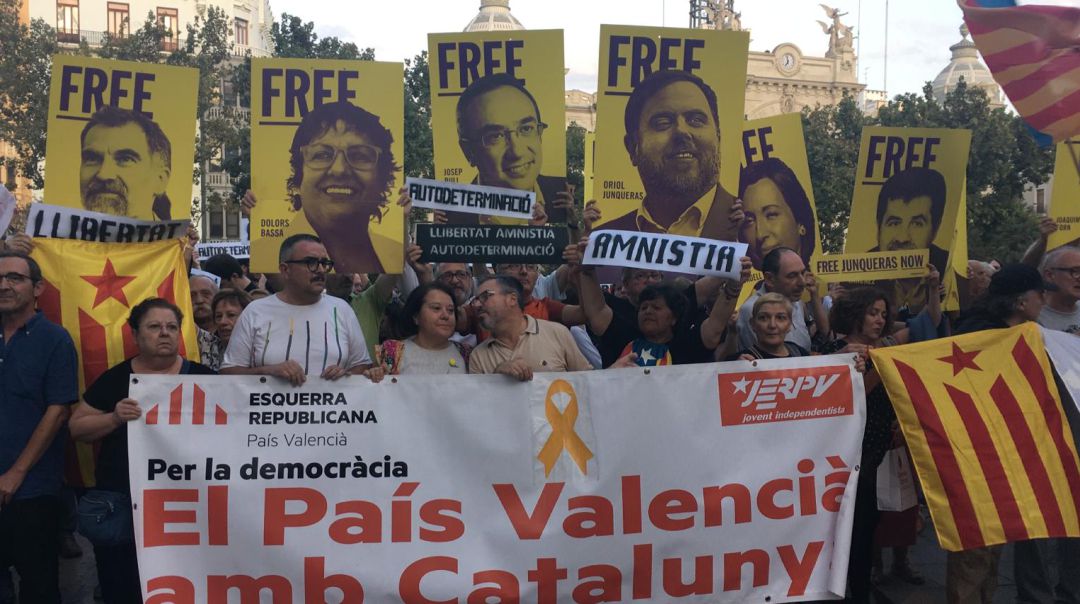 Concentración en València convocada por Acció Cultural contra la sentencia del procés