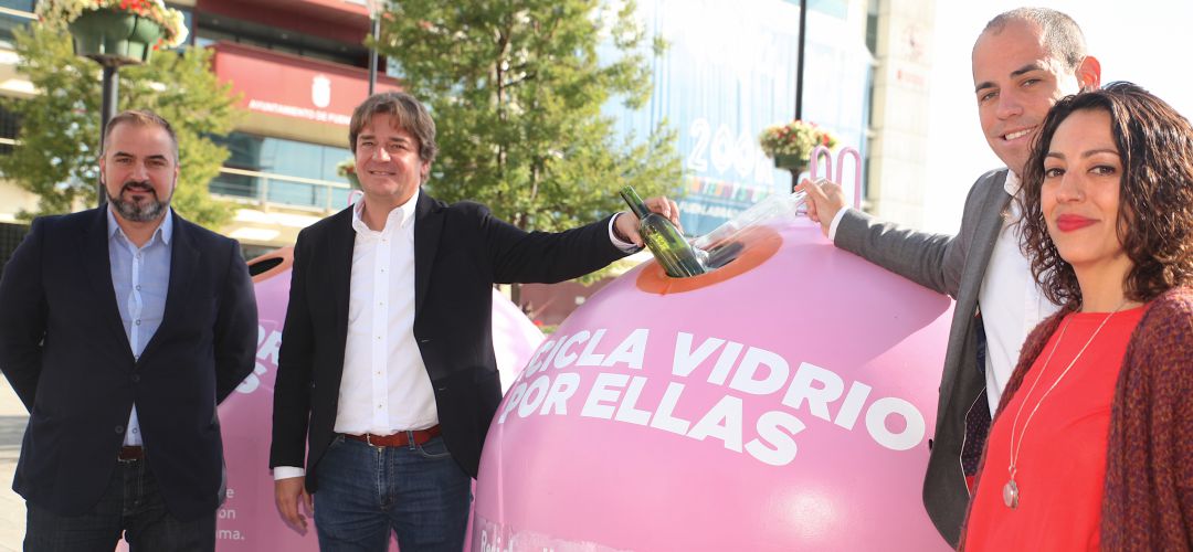 El alcalde de Fuenlabrada y la concejala de Consumo, junto con representantes de Ecovidrio, presentan la campaña 'Recicla vidrio por ellas'.