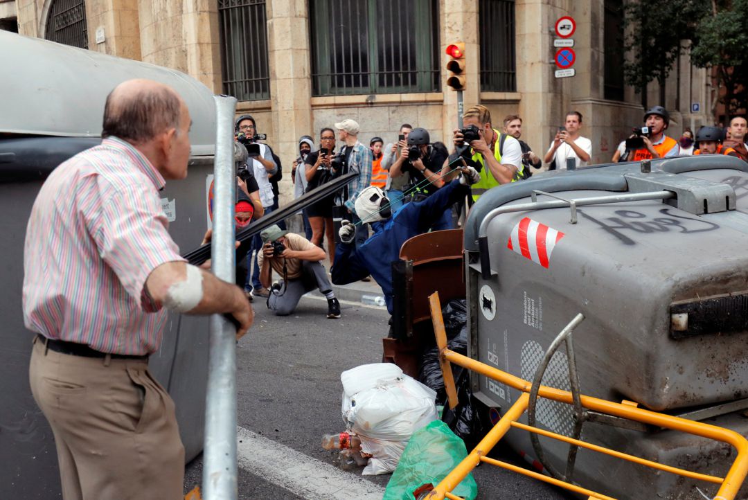 Un anciano se enfrenta a los CDR