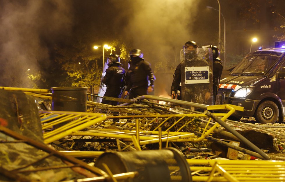 Los Mossos d'Esquadra tras varias valla amontonadas durante las protestas en Cataluña Los Mossos d'Esquadra tras varias valla amontonadas durante las protestas en Cataluña