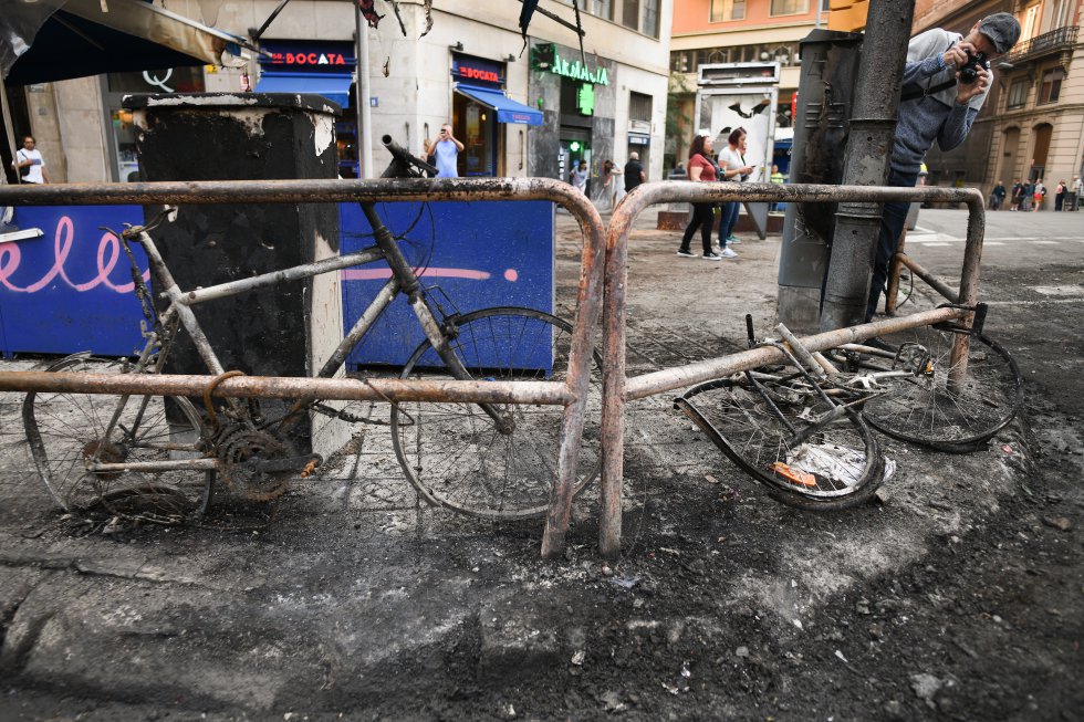 Bicicletas, vallas y mobiliario urbano quemado durante las protestas Bicicletas, vallas y mobiliario urbano quemado durante las protestas