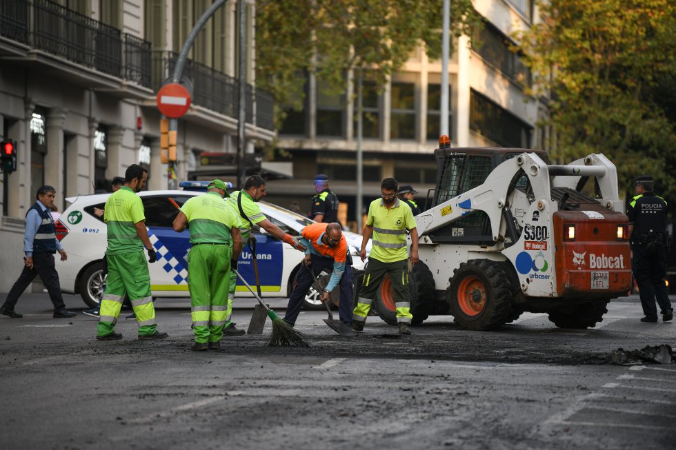 Miembros del servicio de limpieza trabajando en las calles de Barcelona Miembros del servicio de limpieza trabajando en las calles de Barcelona