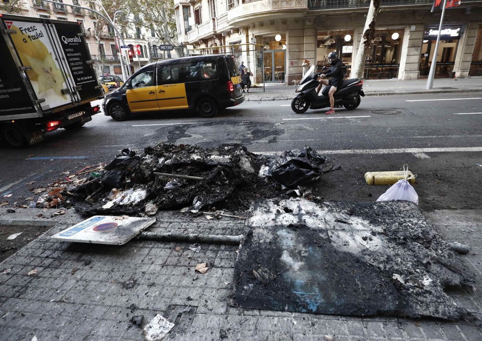 Aspecto que presenta las calles de Barcelona con restos de contenedores quemados Aspecto que presenta las calles de Barcelona con restos de contenedores quemados