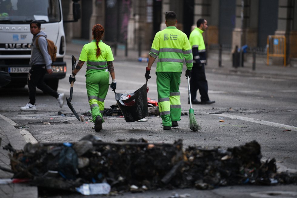 Los servicios de limpieza trabajan para retirar los desperfectos Los servicios de limpieza trabajan para retirar los desperfectos