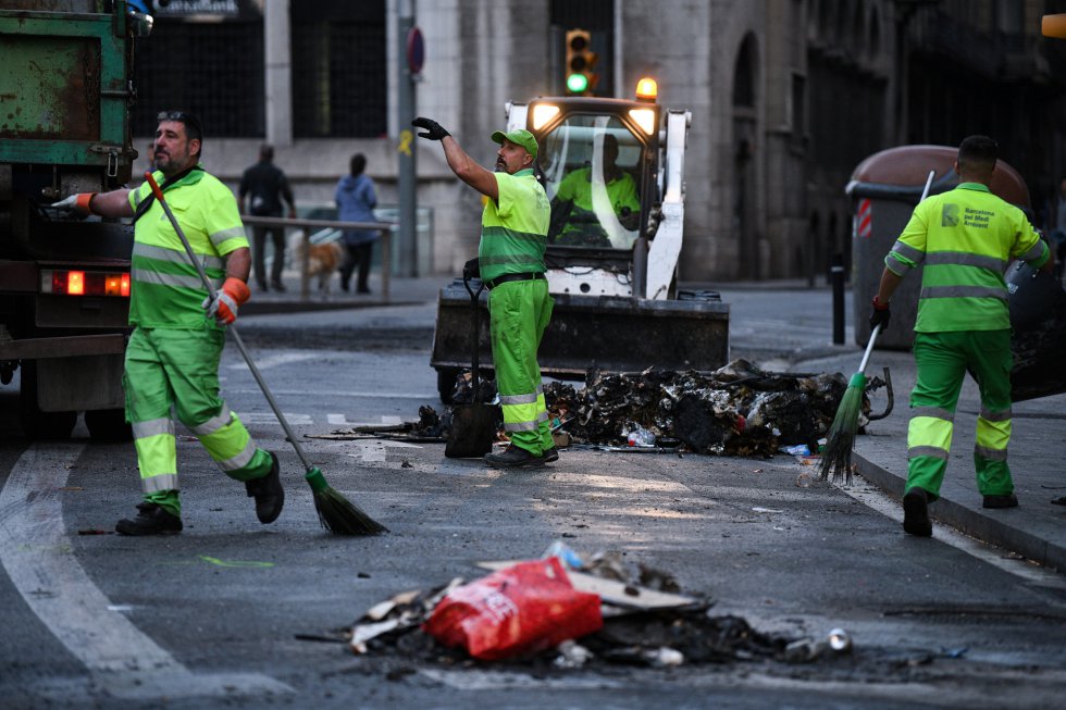 Trabajan para retirar los desperfectos de las calles Trabajan para retirar los desperfectos de las calles