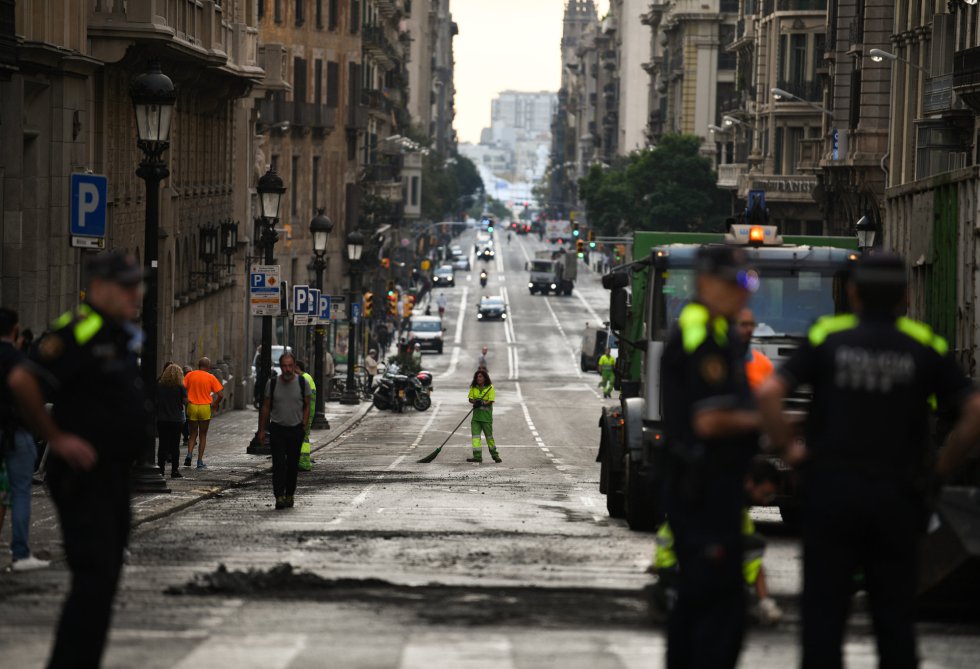 Limpian y retiran desperfectos de las calles de Barcelona Limpian y retiran desperfectos de las calles de Barcelona