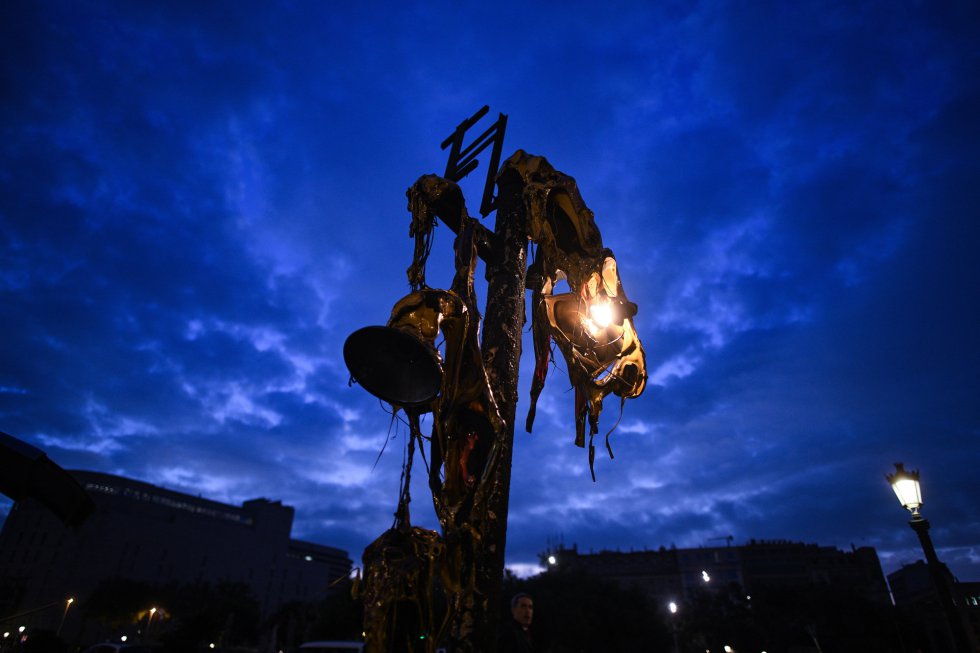 Un semáforo quemado durante las protestas en Cataluña Un semáforo quemado durante las protestas en Cataluña