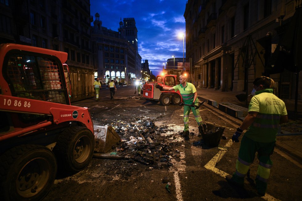 Trabajadores limpiando las calles tras las protesta Trabajadores limpiando las calles tras las protesta
