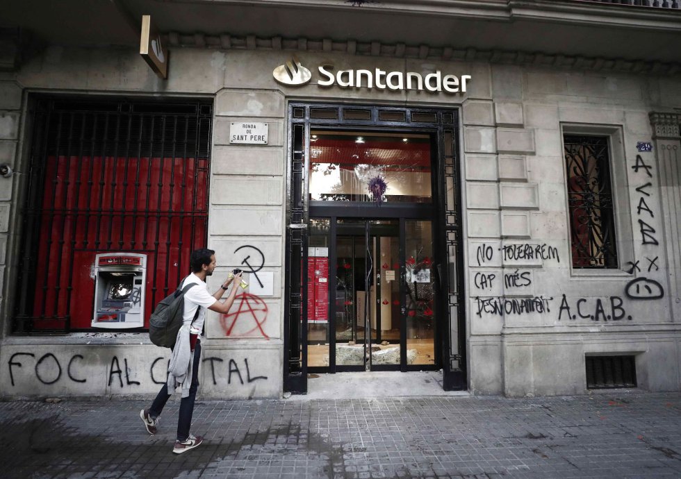 Aspecto de una entidad bancaria de Barcelona tras los incidentes Aspecto de una entidad bancaria de Barcelona tras los incidentes