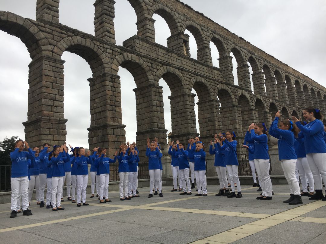 Ensayo de la Escolanía de Segovia junto al Acueducto
