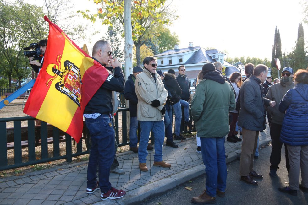 Simpatizantes de la dictadura se concentran en el cementerio de Mingorrubio Simpatizantes de la dictadura se concentran en el cementerio de Mingorrubio