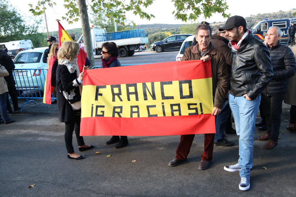 Una bandera que agradece a Franco su labor, a las afueras del cementerio de Mingorrubio Una bandera que agradece a Franco su labor, a las afueras del cementerio de Mingorrubio