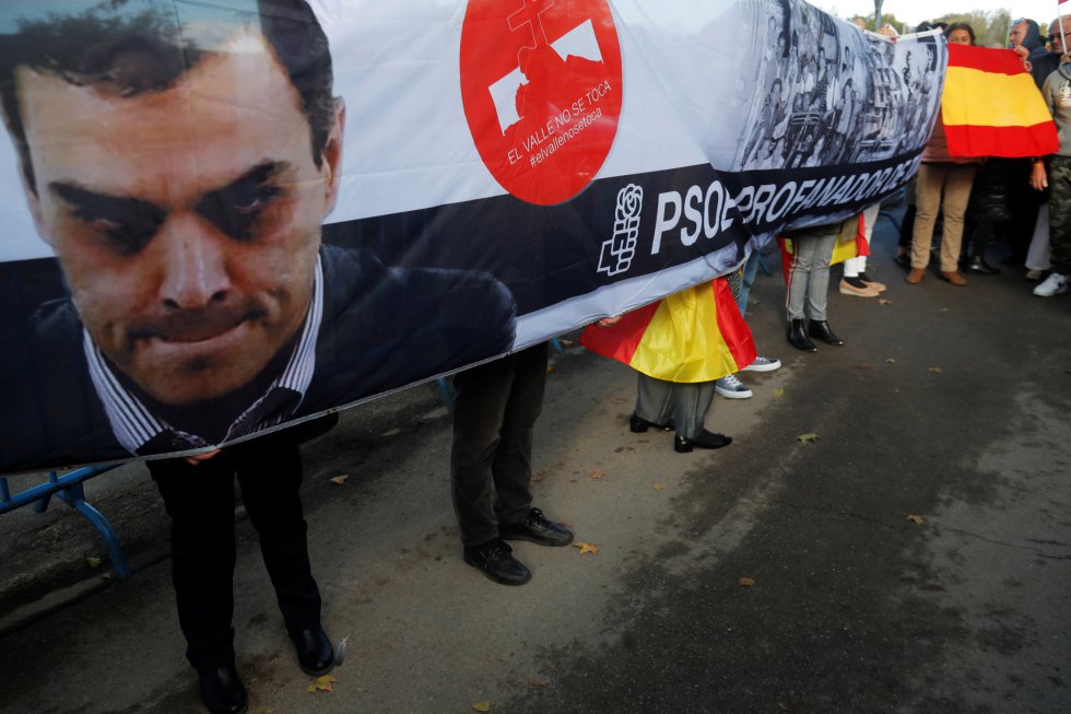 Una pancarta crítica con Pedro Sánchez por tomar la iniciativa de exhumar a Franco Una pancarta crítica con Pedro Sánchez por tomar la iniciativa de exhumar a Franco