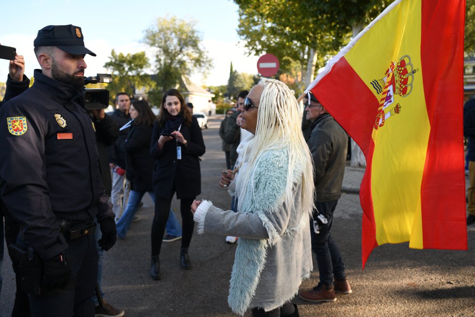 Algunos de los manifestantes frente a la Policía Algunos de los manifestantes frente a la Policía