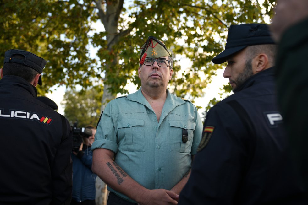 Un legionario frente al cementerio de Mingorrubio, a la espera de que lleguen los restos del dictador Un legionario frente al cementerio de Mingorrubio, a la espera de que lleguen los restos del dictador