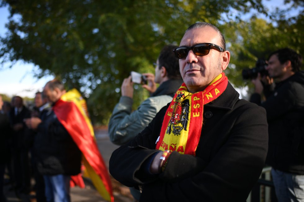 Un franquista con una bufanda con la bandera preconstitucional Un franquista con una bufanda con la bandera preconstitucional