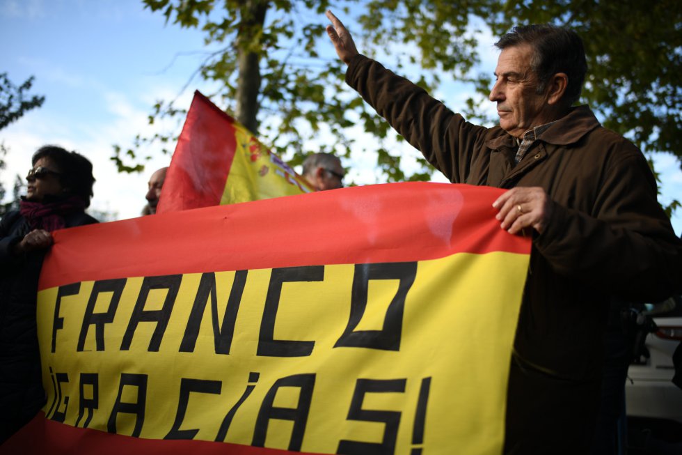 Saludo franquista en el cementerio de Mingorrubio donde será inhumado Franco Saludo franquista en el cementerio de Mingorrubio donde será inhumado Franco