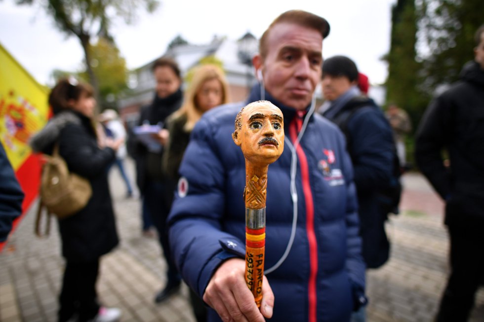 Un simpatizante muestra un bastón con la cara de Franco Un simpatizante muestra un bastón con la cara de Franco