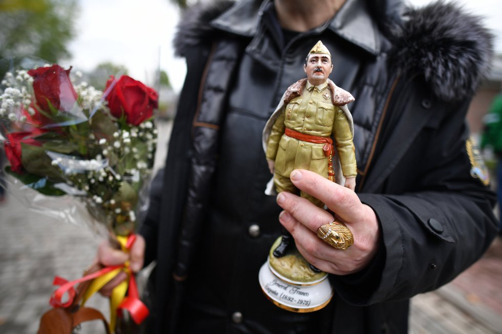 Otra de las personas que espera en Mingorrubio, con una estatuilla del dictador Otra de las personas que espera en Mingorrubio, con una estatuilla del dictador