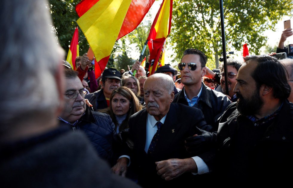 El ex teniente coronel de la Guardia Civil que encabezó el fallido golpe de Estado del 23 de febrero de 1981, Antonio Tejero, se ha sumado a los manifestantes que se concentran en las inmediaciones del cementerio de El Pardo-Mingorrubio El ex teniente coronel de la Guardia Civil que encabezó el fallido golpe de Estado del 23 de febrero de 1981, Antonio Tejero, se ha sumado a los manifestantes que se concentran en las inmediaciones del cementerio de El Pardo-Mingorrubio
