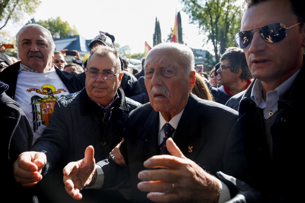 Tejero ha sido recibido con aplausos y alabanzas entre los concentrados en los alrededores del cementerio Tejero ha sido recibido con aplausos y alabanzas entre los concentrados en los alrededores del cementerio