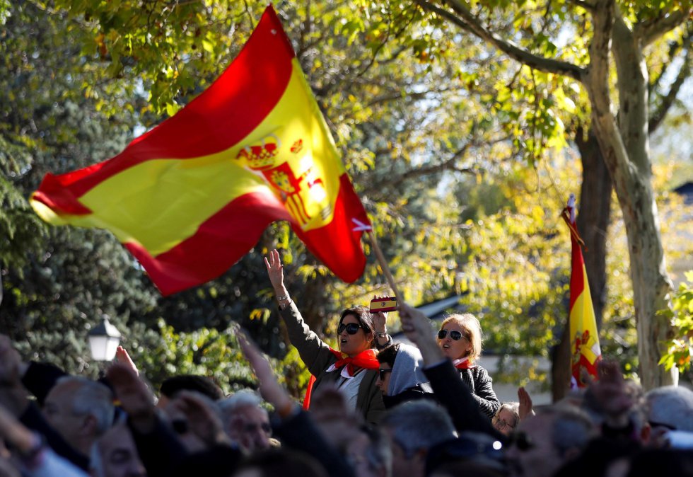 Un grupo de personas se concentran en el acceso del cementerio de El Pardo-Mingorrubio antes de la llegada de los restos del dictador Francisco Franco para su reinhumación Un grupo de personas se concentran en el acceso del cementerio de El Pardo-Mingorrubio antes de la llegada de los restos del dictador Francisco Franco para su reinhumación