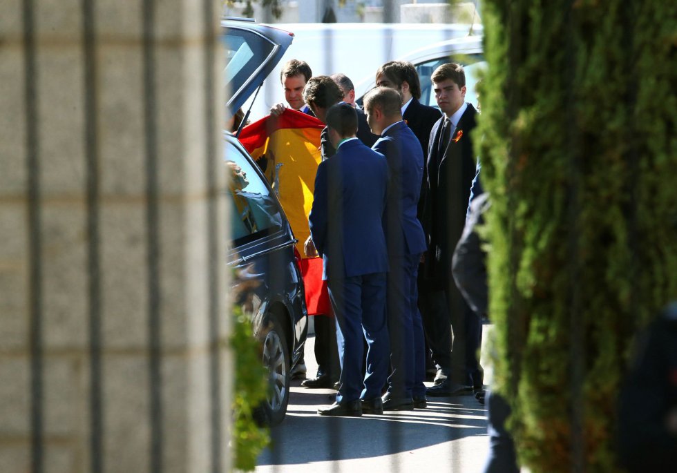Varios familiares reciben el coche fúnebre que contiene el ataúd con los restos mortales de Francisco Franco a la llegada al cementerio Varios familiares reciben el coche fúnebre que contiene el ataúd con los restos mortales de Francisco Franco a la llegada al cementerio