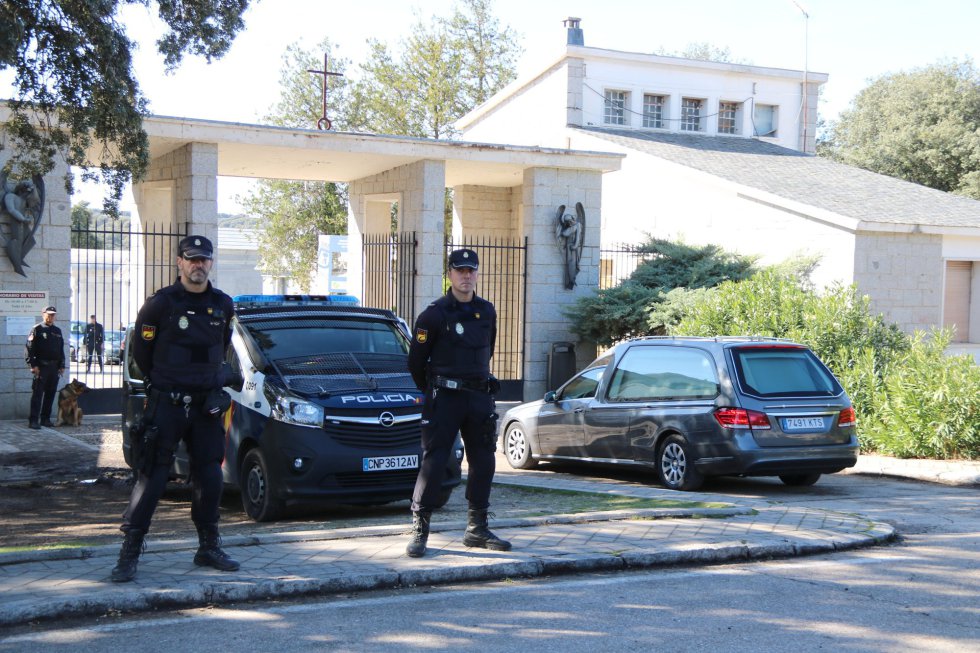 El coche fúnebre que transporta Francisco Franco, entrando en el cementerio de Mingorrubio El coche fúnebre que transporta Francisco Franco, entrando en el cementerio de Mingorrubio