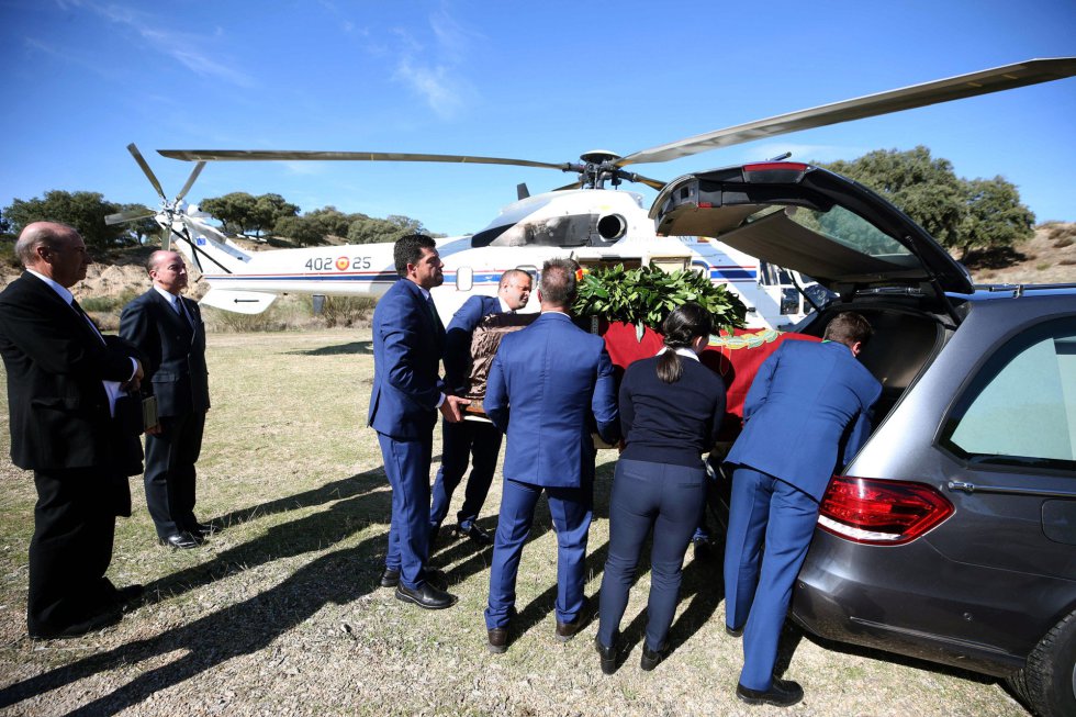 El momento en el que se ha introducido el féretro en el coche, tras ser transportado en el helicóptero El momento en el que se ha introducido el féretro en el coche, tras ser transportado en el helicóptero
