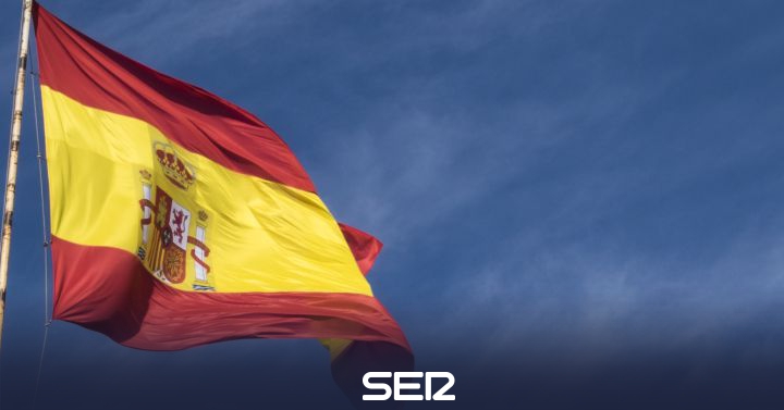 Vox Izara Este Sabado La Bandera Espanola Mas Grande De La Historia 1000 Metros Cuadrados Y 130 Kilos De Peso Politica Cadena Ser