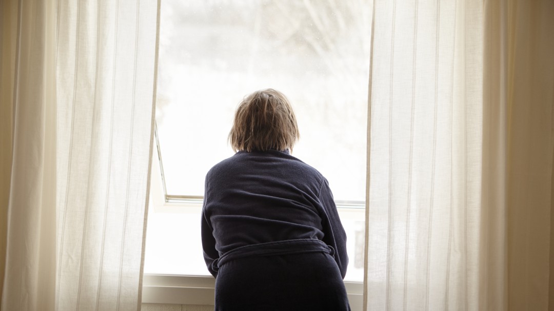 Morir en casa sin que nadie se entere: la cara más trágica de la soledad urbana