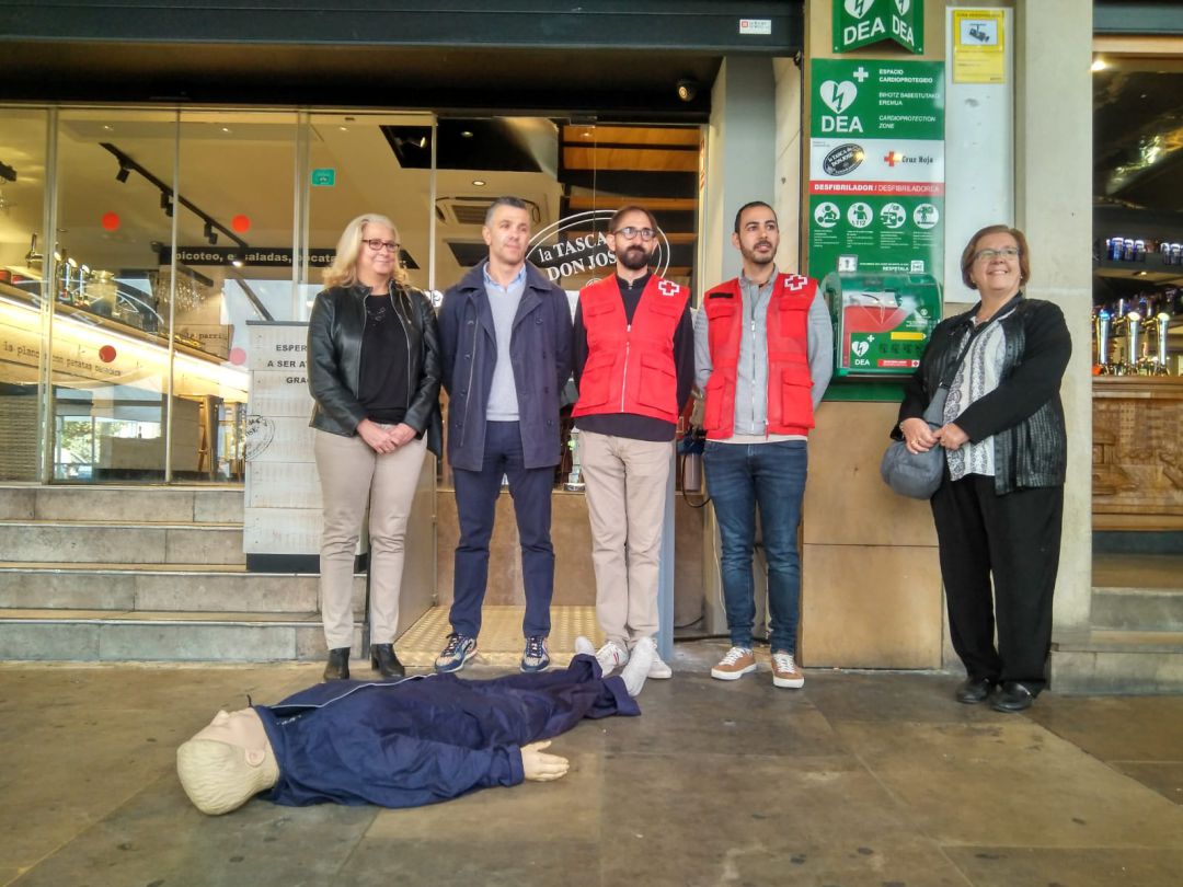 Cruz Roja presenta el desfibrilador en La Tasca de Don José en la plaza del Castillo