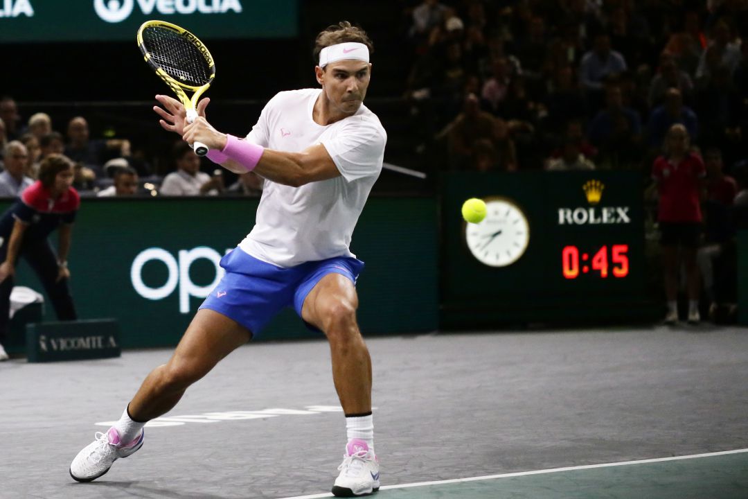 Rafael Nadal ejecuta un 'slice' en París-Bercy.