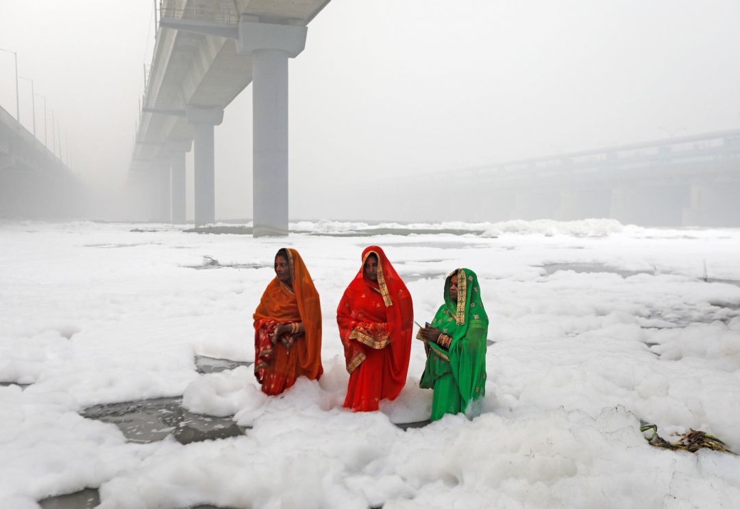 Mujeres hindúes en las aguas contaminadas del río Yamuna este domingo.