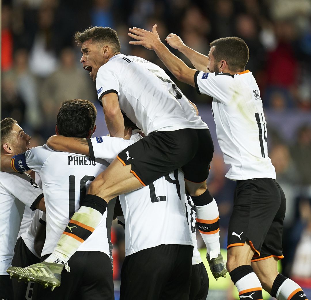 El Valencia celebrando uno de los goles del partido