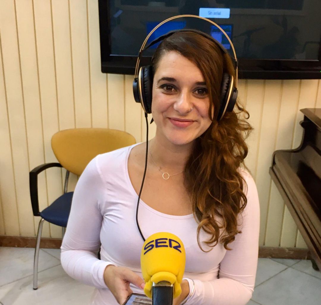 Noelia Vera, desde los estudios de Radio Jerez