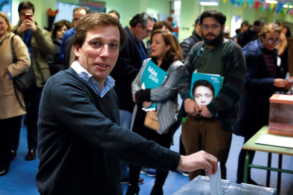 El alcalde de Madrid, José Luís Martínez Almeida, deposita su voto en la urna El alcalde de Madrid, José Luís Martínez Almeida, deposita su voto en la urna