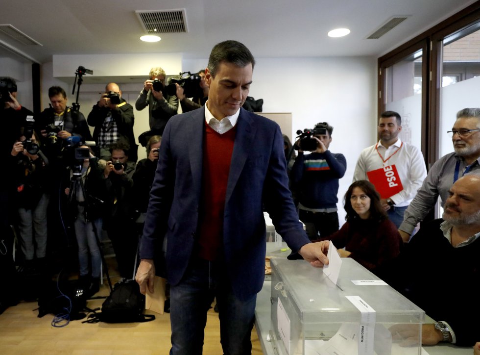 Pedro Sánchez ha sido el primer candidado a la presidencia en votar, lo ha hecho en Pozuelo de Alarcón Pedro Sánchez ha sido el primer candidado a la presidencia en votar, lo ha hecho en Pozuelo de Alarcón