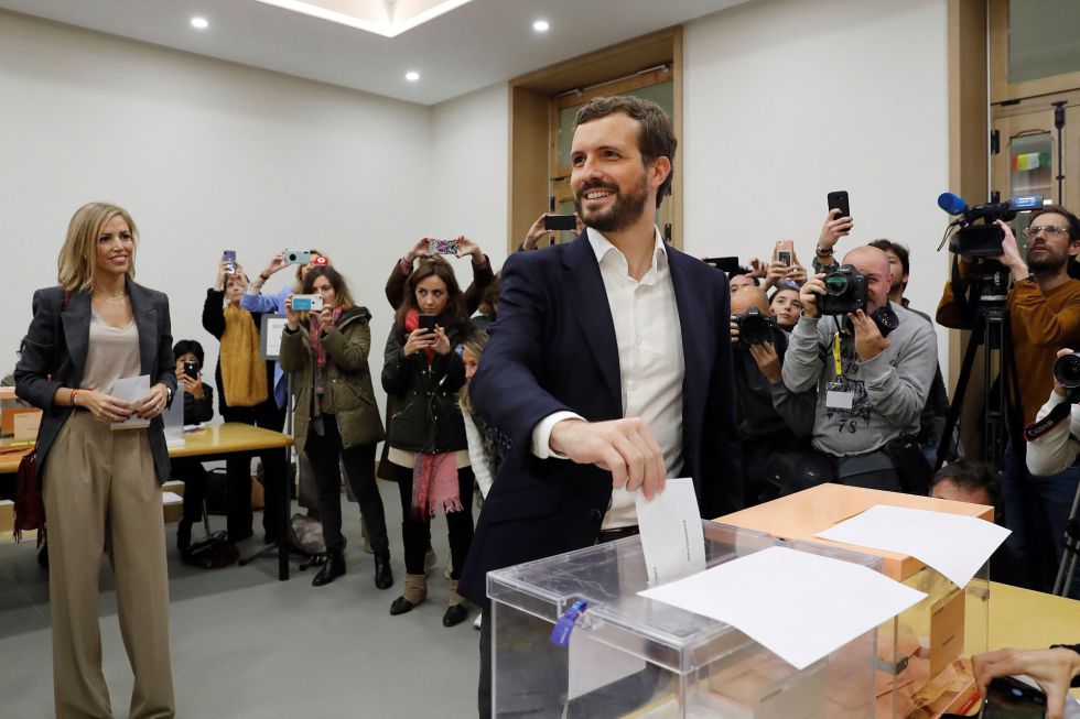 El presidente del Partido Popular Pablo Casado, acompañado de su mujer Isabel Torres, deposita su voto en Madrid El presidente del Partido Popular Pablo Casado, acompañado de su mujer Isabel Torres, deposita su voto en Madrid