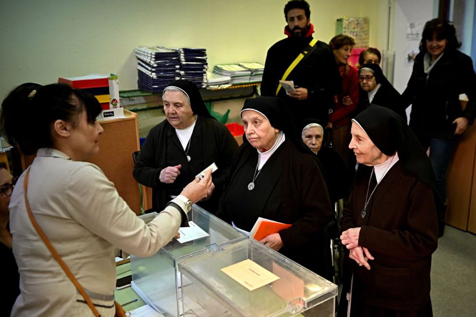 Un grupo de religiosas ejercen su derecho al voto en un colegio de Alcalá de Henares Un grupo de religiosas ejercen su derecho al voto en un colegio de Alcalá de Henares