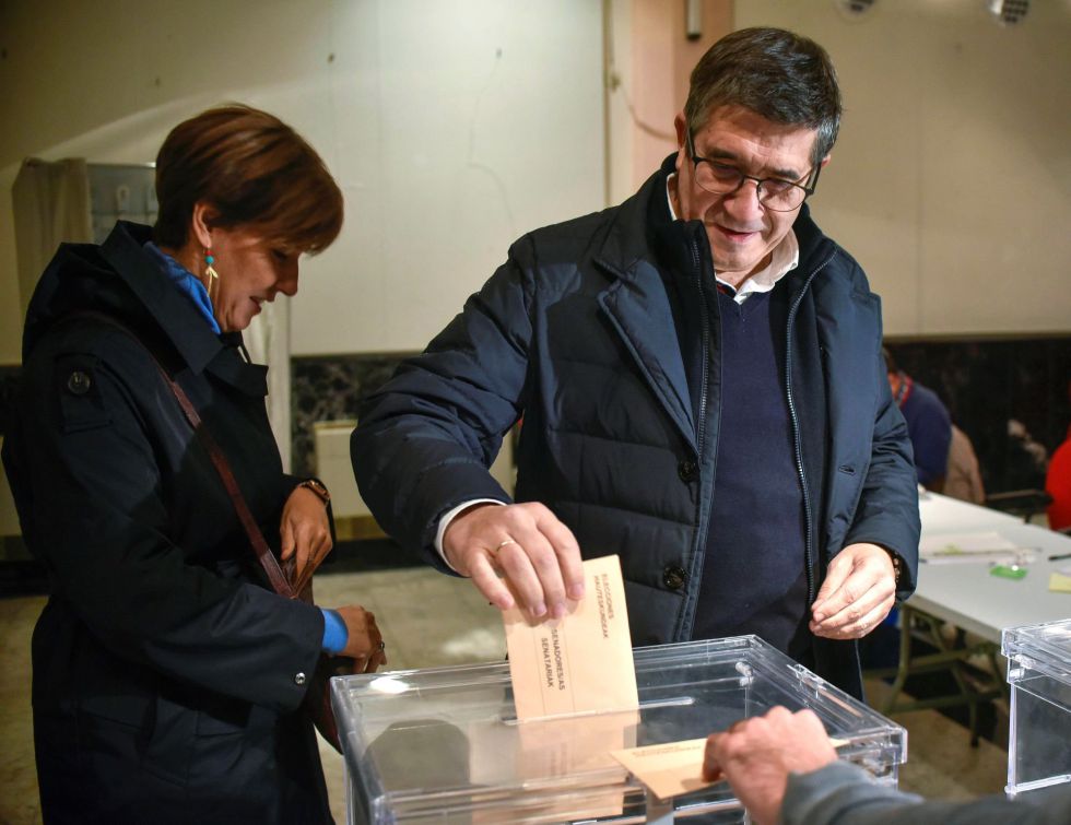 El candidato número uno del PSE-EE al Congreso por Bizkaia, Patxi López , y su mujer, la socialista Begoña Gil, votan este domingo en un colegio electoral de Portugalete (Bizkaia) El candidato número uno del PSE-EE al Congreso por Bizkaia, Patxi López , y su mujer, la socialista Begoña Gil, votan este domingo en un colegio electoral de Portugalete (Bizkaia)