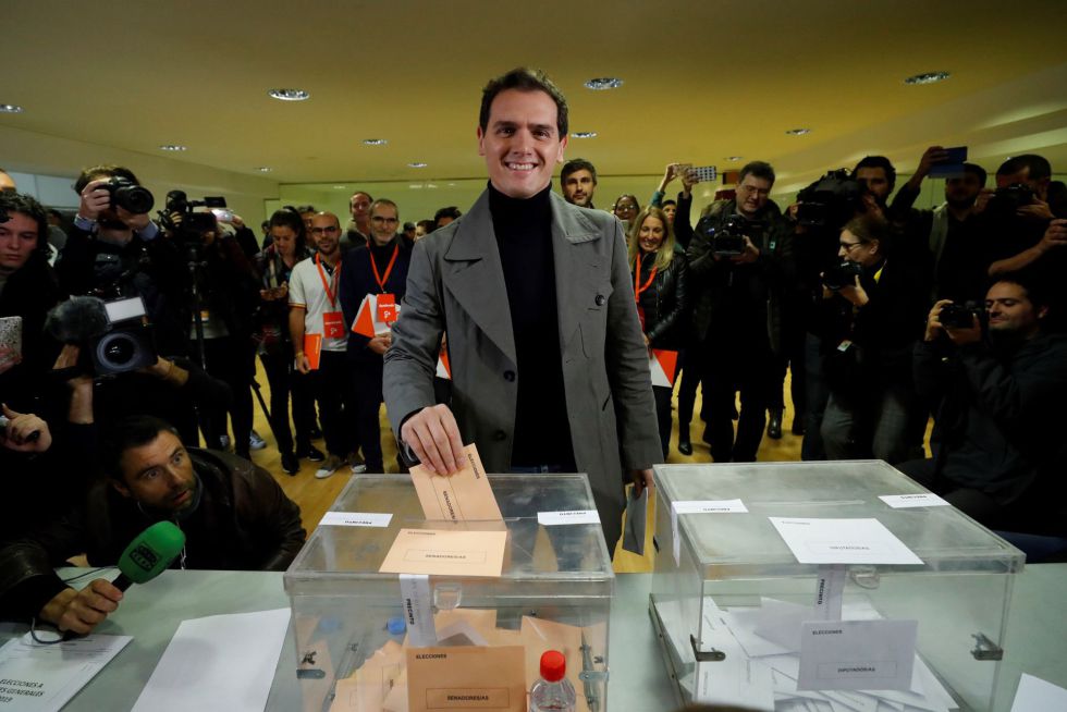 Albert Rivera ha votado en el mismo colegio donde lo ha hecho Pedro Sánchez Albert Rivera ha votado en el mismo colegio donde lo ha hecho Pedro Sánchez