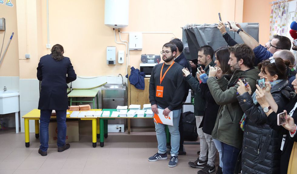 El líder de Unidas Podemos, Pablo Iglesias, metiendo las paletas en el sobre para votar El líder de Unidas Podemos, Pablo Iglesias, metiendo las paletas en el sobre para votar