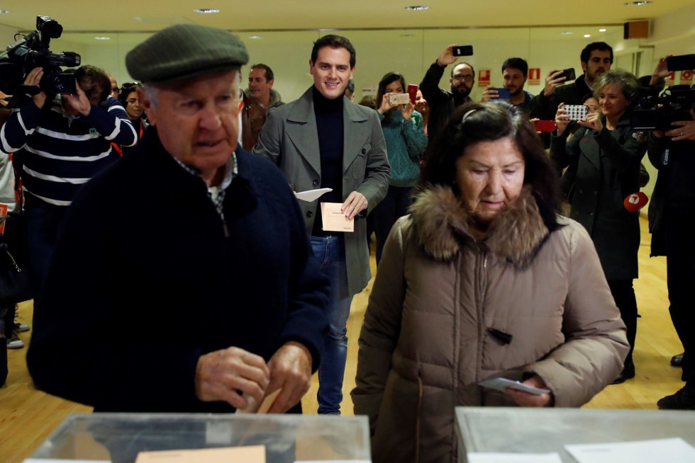 El candidato de Ciudadanos a la Presidencia del Gobierno, Albert Rivera, espera para votar en el Colegio Volturno de Pozuelo de Alarcón (Madrid) El candidato de Ciudadanos a la Presidencia del Gobierno, Albert Rivera, espera para votar en el Colegio Volturno de Pozuelo de Alarcón (Madrid)