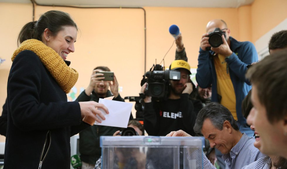 La dirigente de Unidas Podemos Irene Montero deposita su voto en la localidad madrileña de Galapagar La dirigente de Unidas Podemos Irene Montero deposita su voto en la localidad madrileña de Galapagar