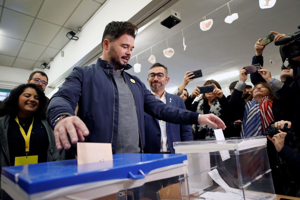 El candidato de ERC a la Presidencia del Gobierno, Gabriel Rufián, vota en un colegio de Sabadell (Barcelona) El candidato de ERC a la Presidencia del Gobierno, Gabriel Rufián, vota en un colegio de Sabadell (Barcelona)
