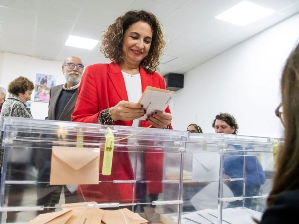 La ministra de Hacienda en funciones y cabeza de lista del PSOE al Congreso por Sevilla, María Jesús Montero, ejerce su derecho al voto en el colegio Safa de Sevilla La ministra de Hacienda en funciones y cabeza de lista del PSOE al Congreso por Sevilla, María Jesús Montero, ejerce su derecho al voto en el colegio Safa de Sevilla