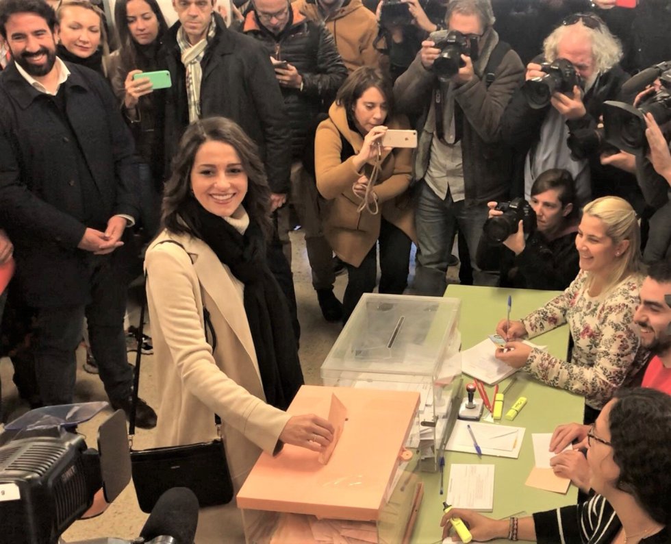 La candidata de Cs al Congreso por Barcelona, Inés Arrimadas, ejerce su derecho al voto entre gritos de "fascista" La candidata de Cs al Congreso por Barcelona, Inés Arrimadas, ejerce su derecho al voto entre gritos de "fascista"