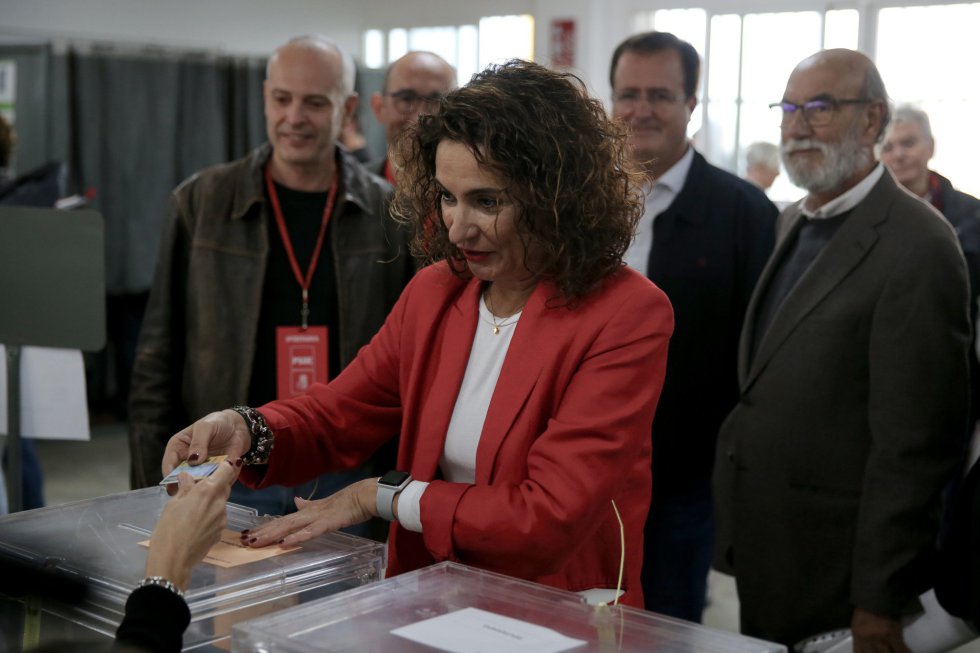 María Jesús Montero vota en Sevilla María Jesús Montero vota en Sevilla
